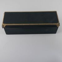 Voorwerpen Adlib\V25501-b.jpg; V25501; ; Maatcilinder en 6 vaginaal-irrigatoren en zuiger in doosGraduated cylinder and 6 vaginal irrigators and piston in box